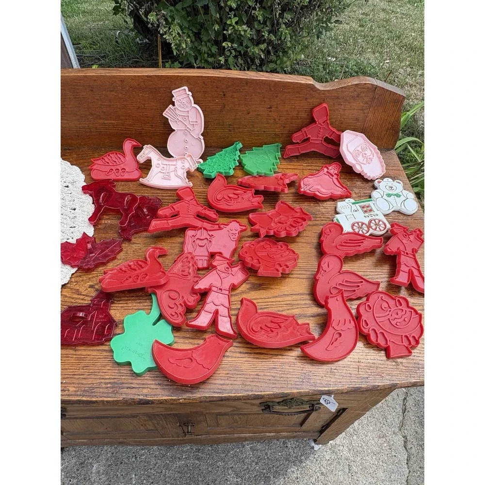 Vtg  1970's Lot Of 31 USA Red Pink Green White Plastic Cookie Cutters Christmas